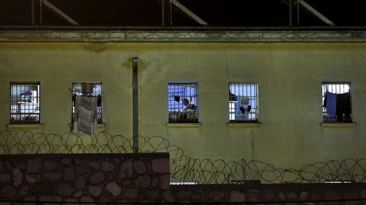 Una riña en una cárcel de Atenas causa 2 muertos y 21 heridos