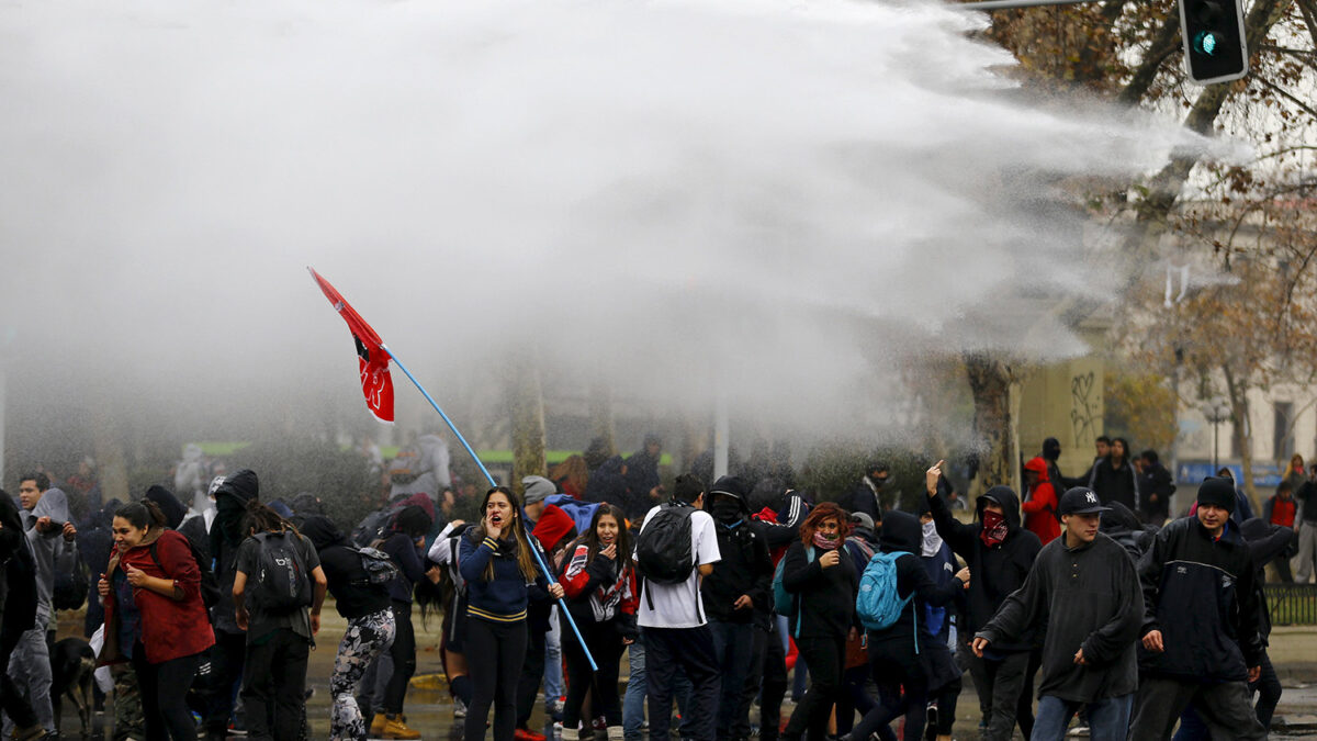 Los estudiantes toman las calles descontentos por una reforma insuficiente