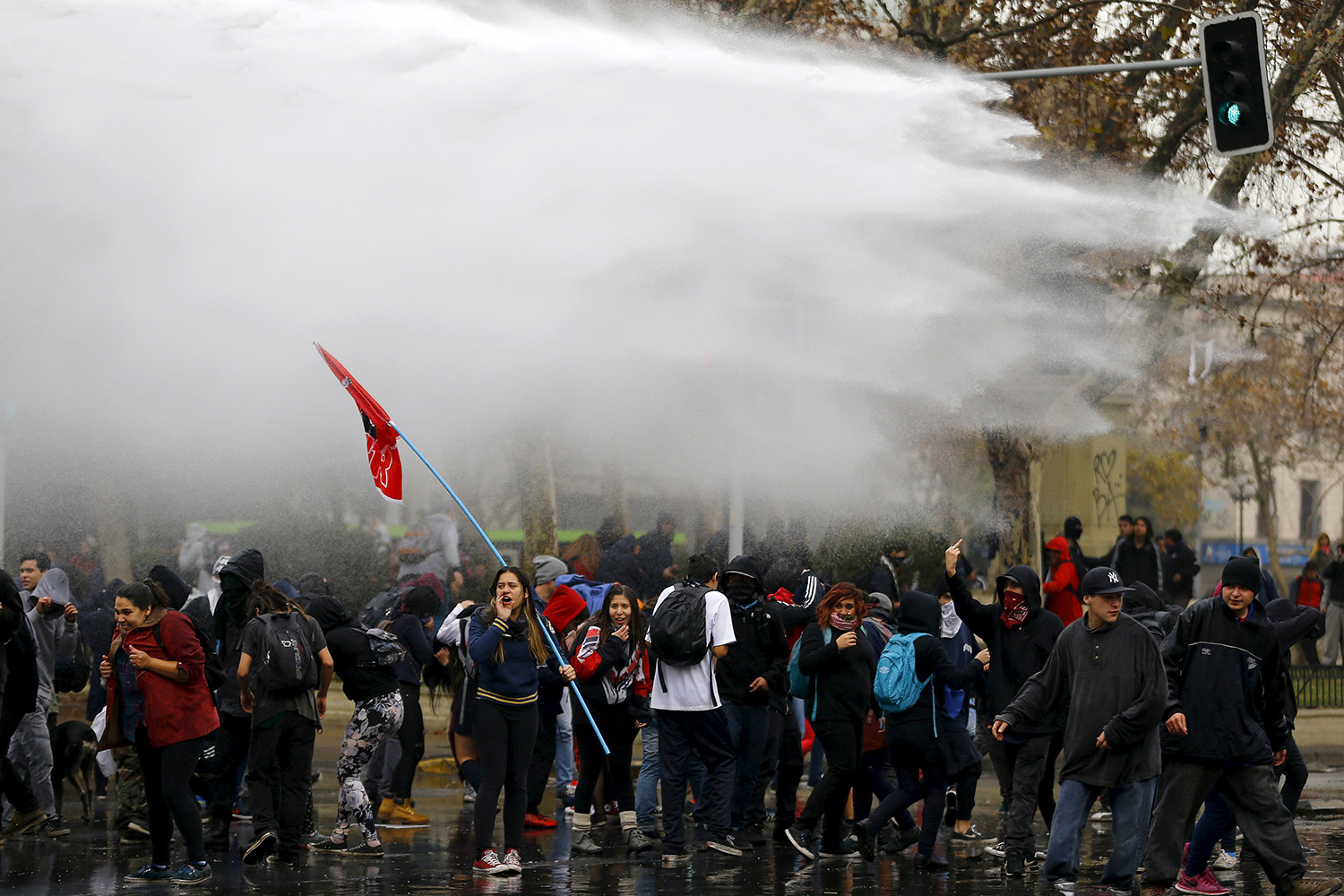 Los estudiantes toman las calles descontentos por una reforma insuficiente