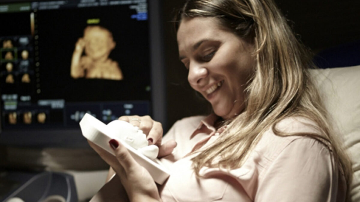 Una embarazada ciega conoce a su bebé gracias a una impresión 3D