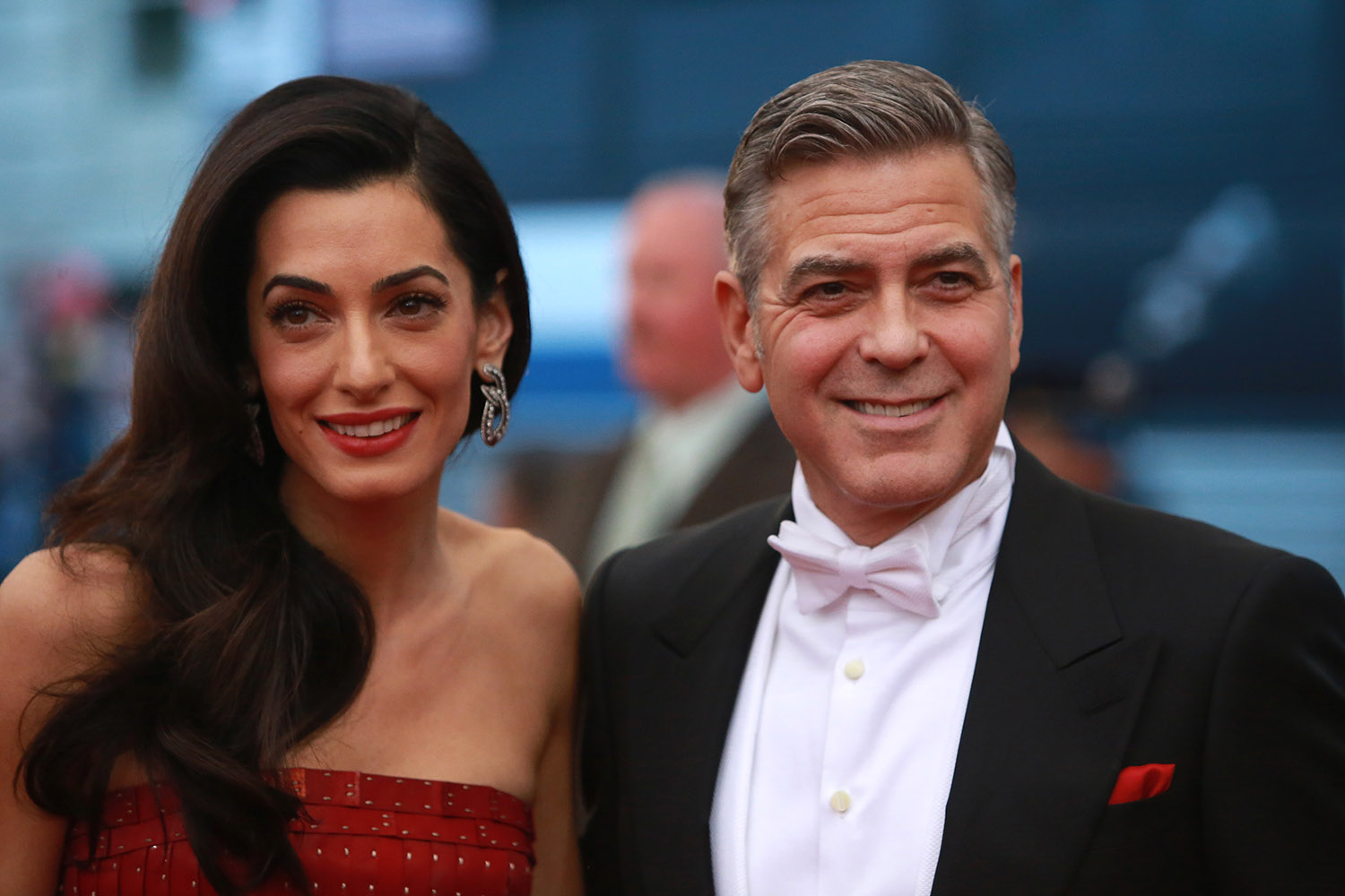 George Clooney esperó casi media hora de rodillas a que Amal aceptara casarse con él