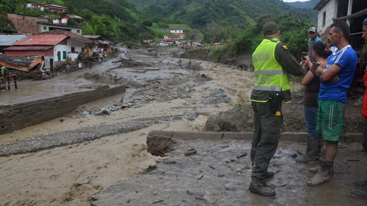 48 personas mueren en un deslave por lluvias en Colombia