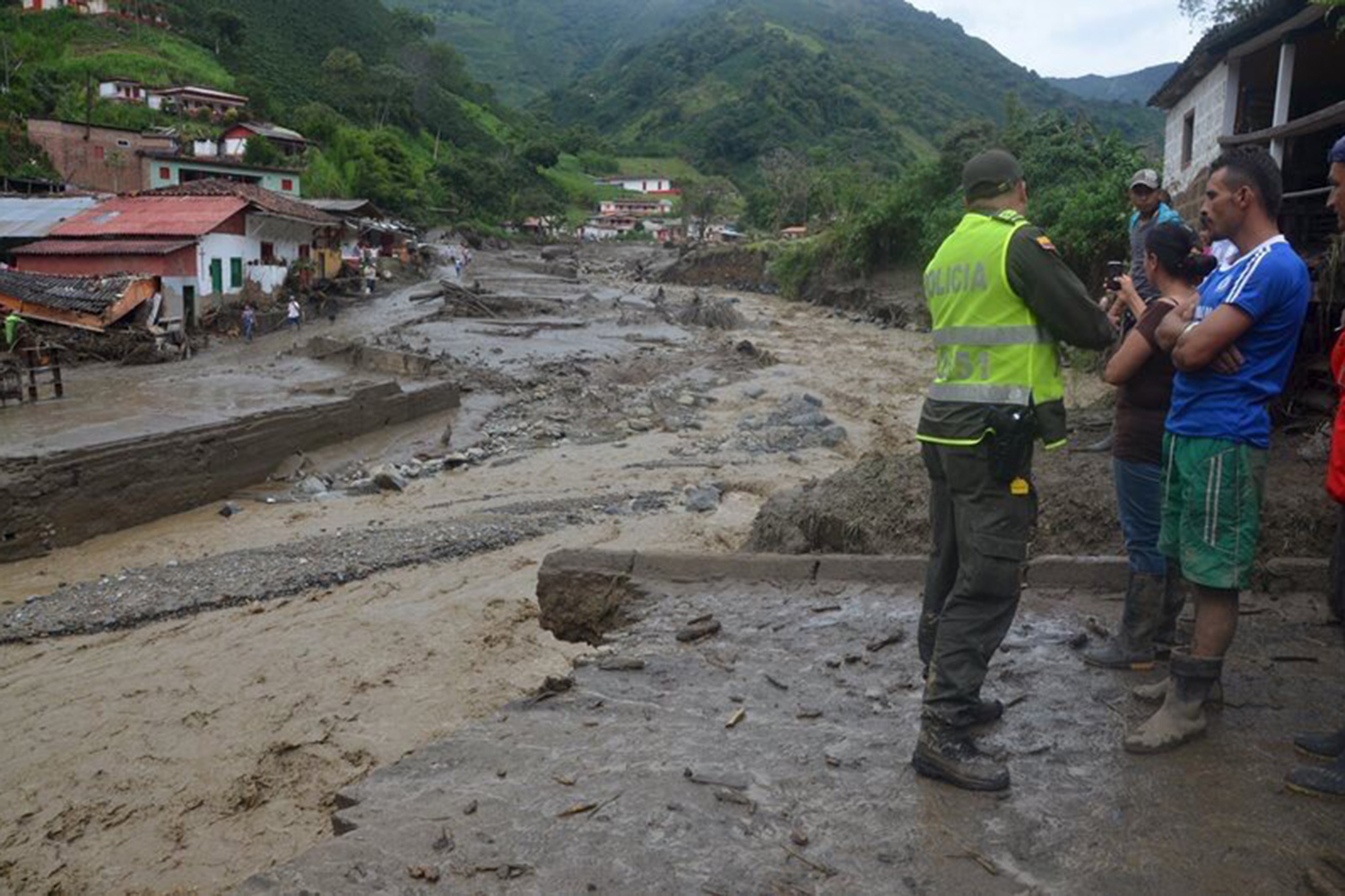48 personas mueren en un deslave por lluvias en Colombia