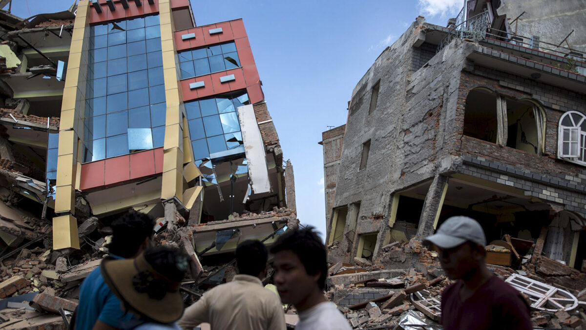 Edificios dañados se han terminado de caer