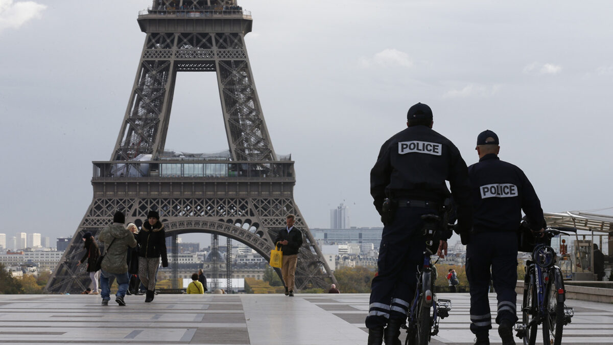 Cierran la Torre Eiffel por culpa de los carteristas