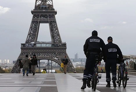 Cierran la Torre Eiffel por culpa de los carteristas