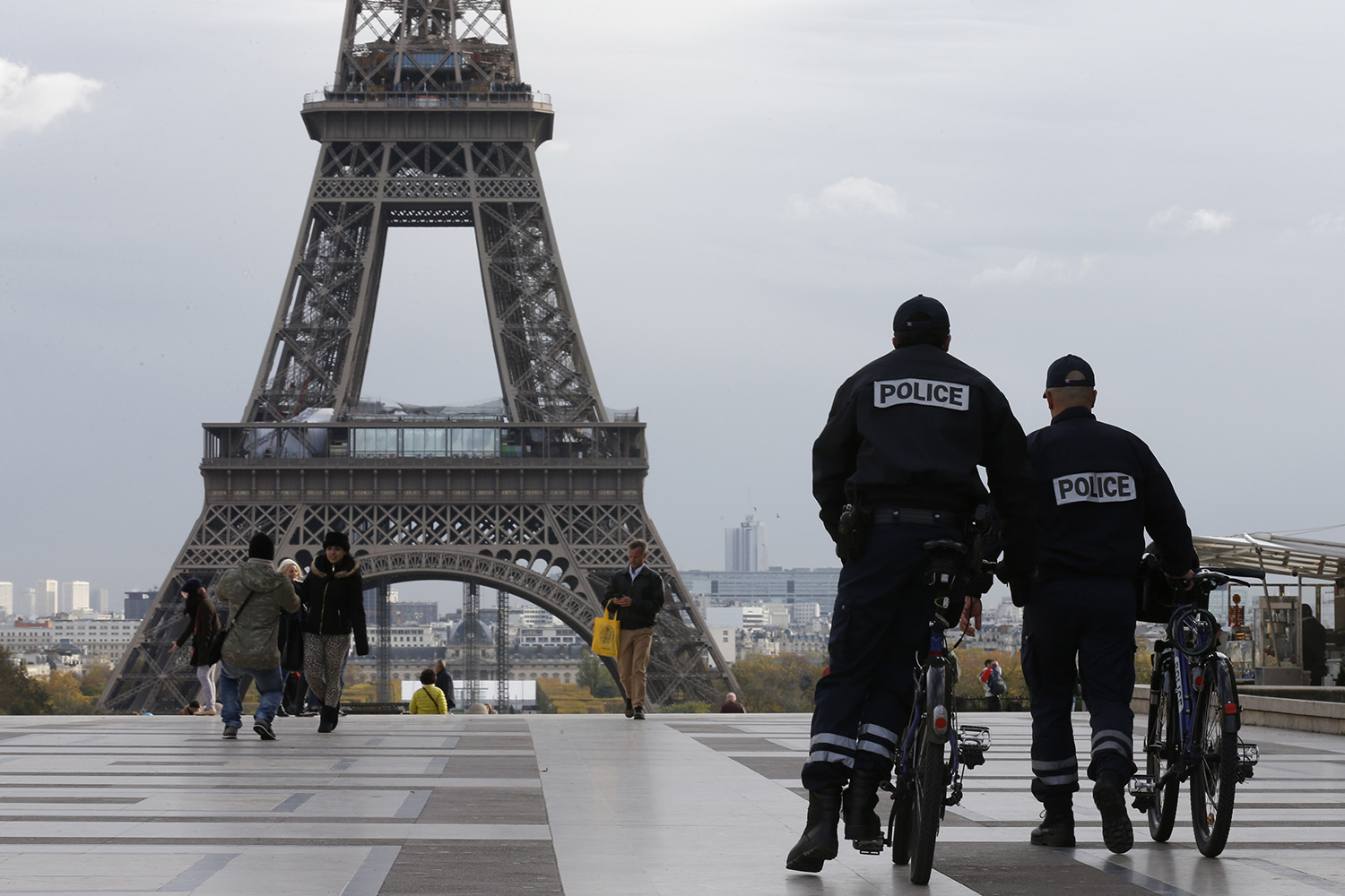 Cierran la Torre Eiffel por culpa de los carteristas