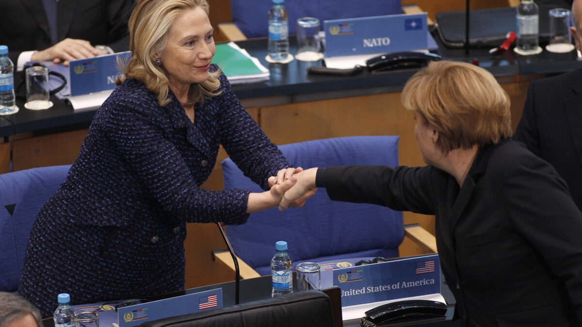 Hillary Clinton le pisa los talones a Angela Merkel