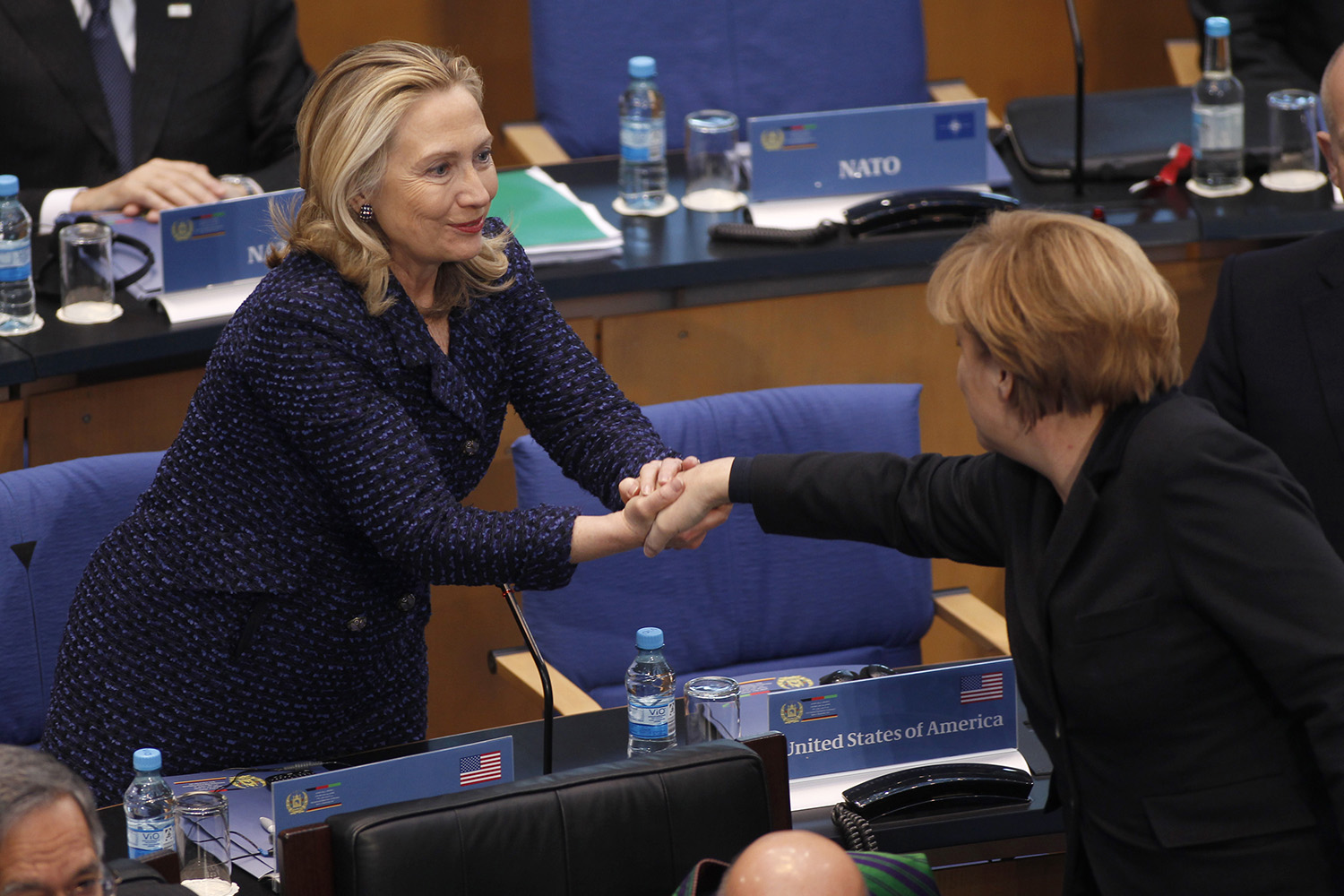 Hillary Clinton le pisa los talones a Angela Merkel