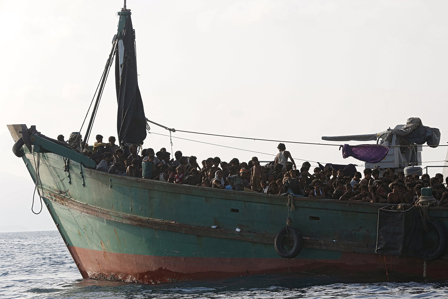 Miles de inmigrantes a la deriva en aguas del Sudeste Asiático