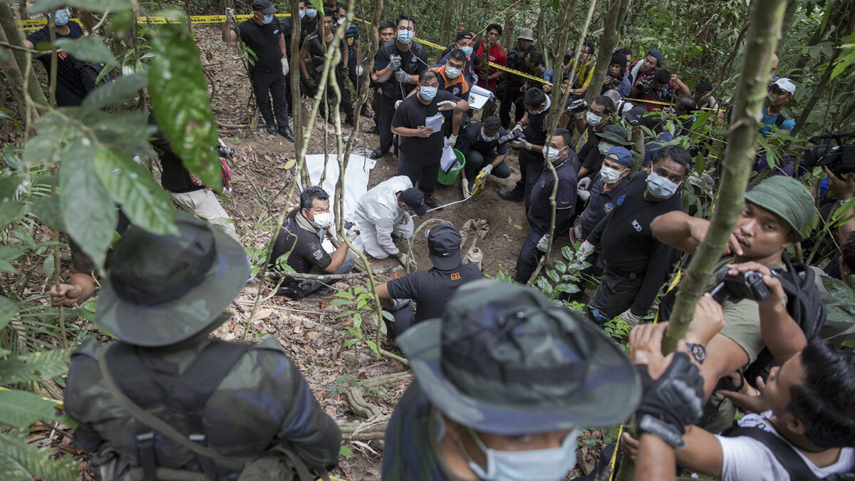 Inicia la exhumación de las fosas comunes halladas en Malasia.