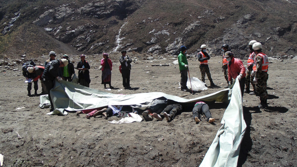 Centenares de cadáveres están sepultados aún en el valle de Langtang