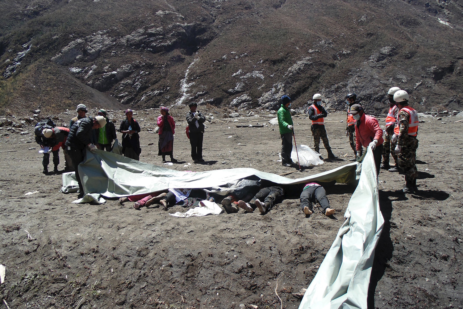 Centenares de cadáveres están sepultados aún en el valle de Langtang