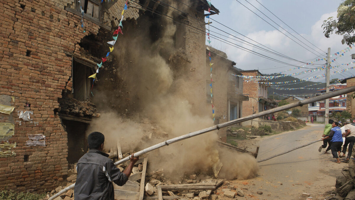 El número de muertos por el terremoto en Nepal supera ya los 8.000