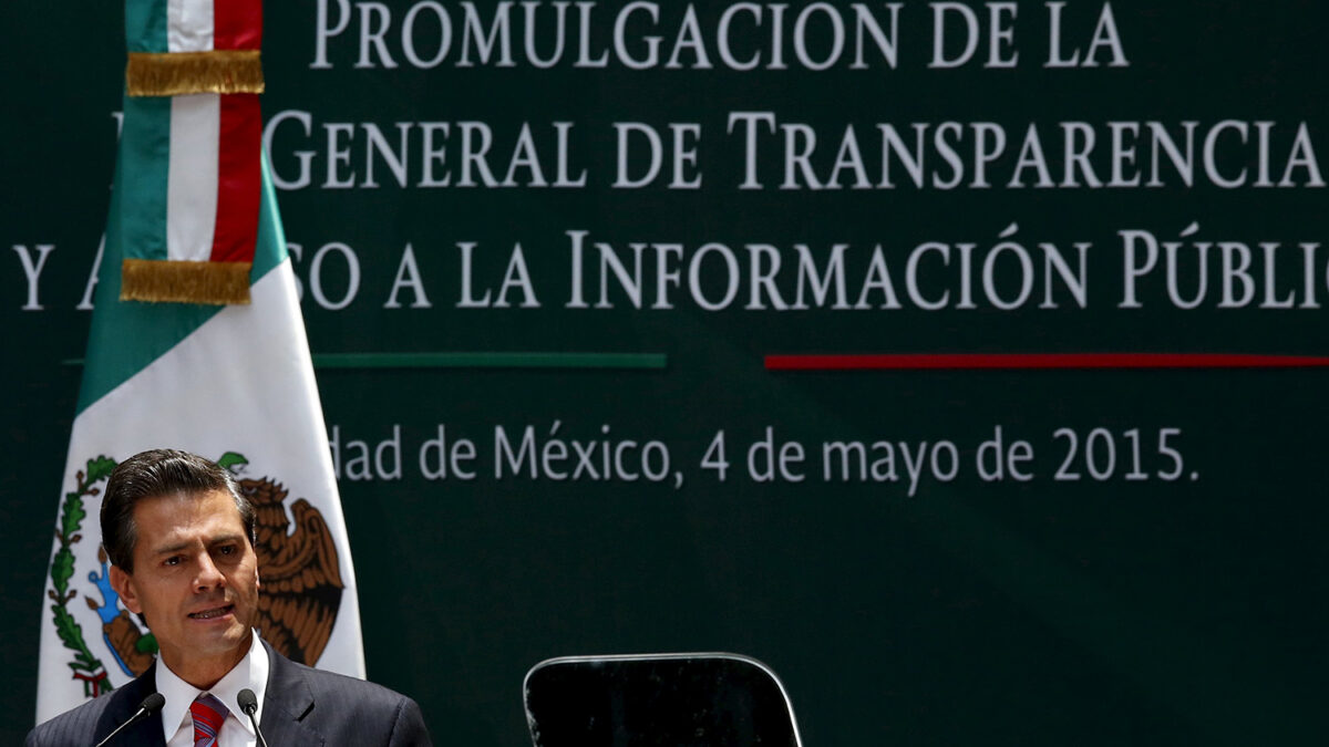 Peña Nieto firma una Ley de Acceso a la Información