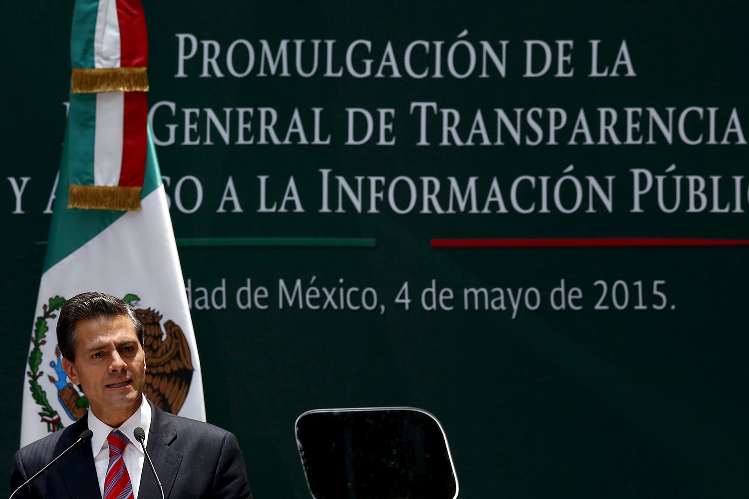 Peña Nieto firma una Ley de Acceso a la Información