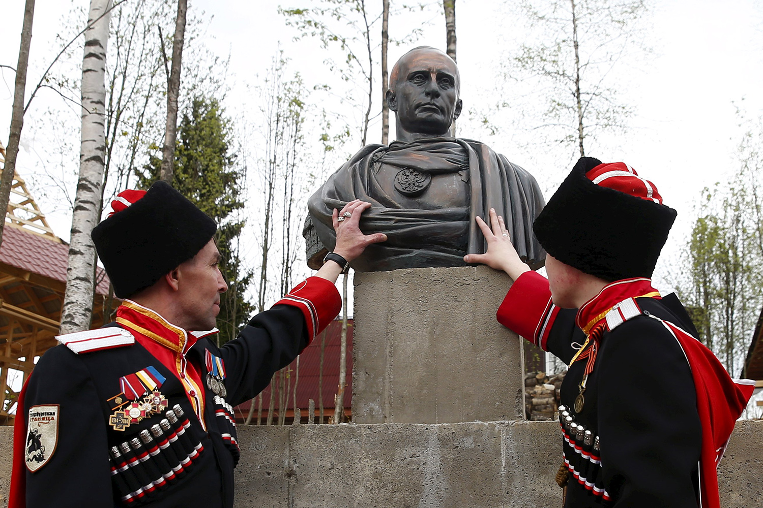 Los cosacos erigen un busto de Putin como un emperador romano
