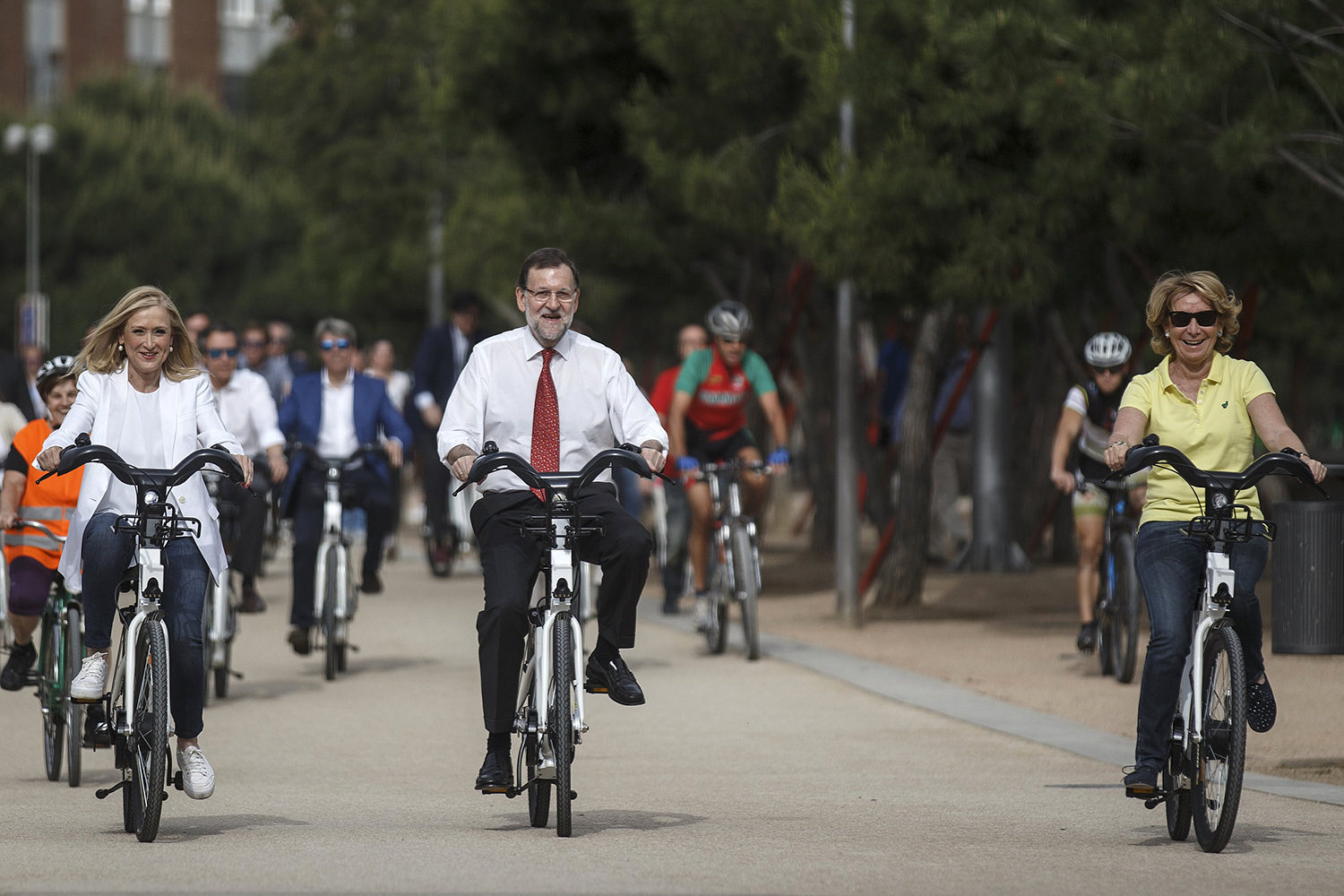 Mariano Rajoy hace campaña en bicicleta
