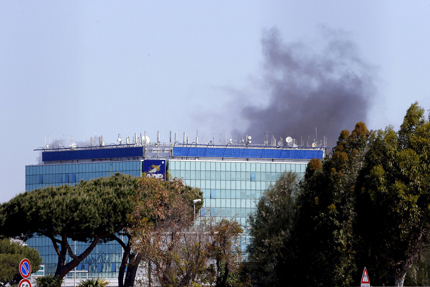 Cierran durante 10 horas el aeropuerto de Roma por un incendio