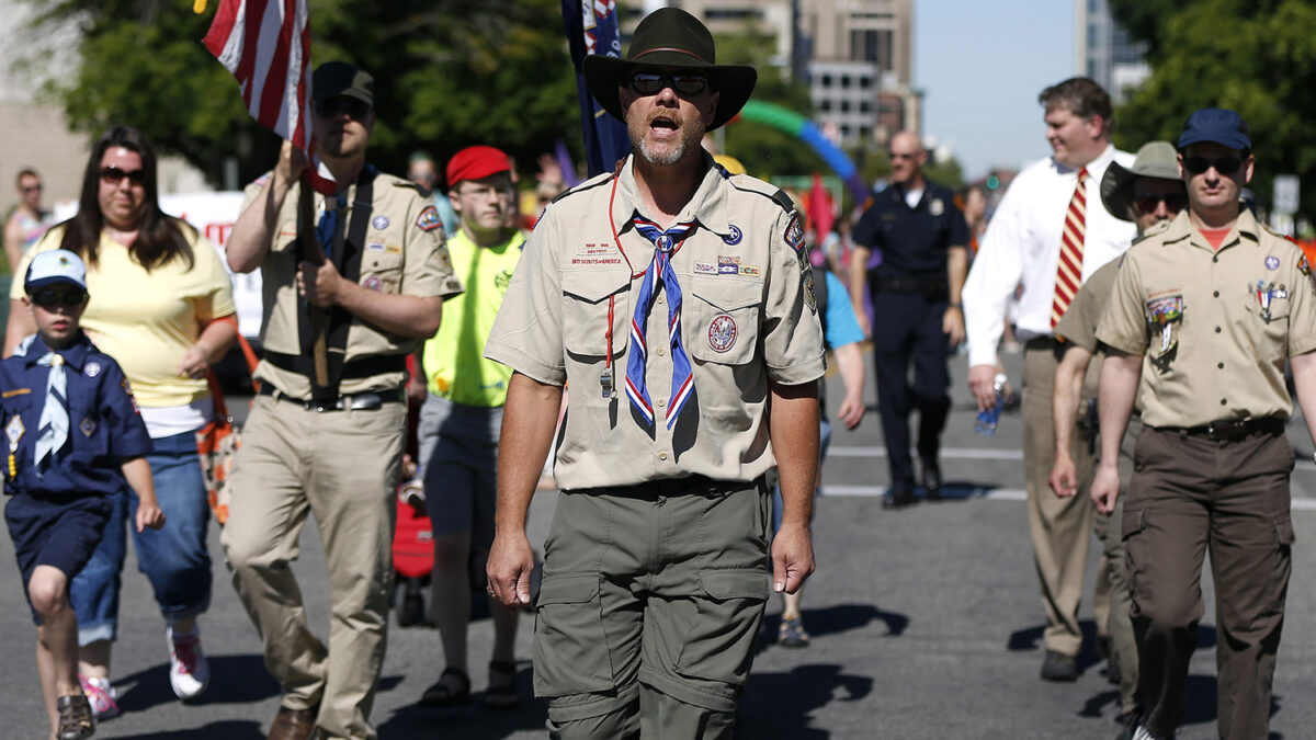 Presidente de los Boy Scouts asegura que la prohibición de que adultos gay ingresen es insostenible