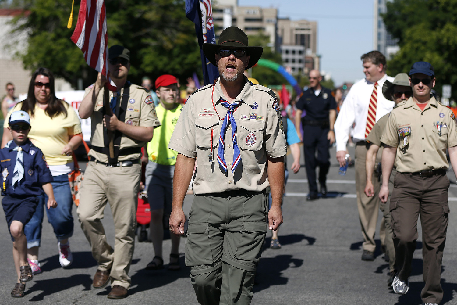 Presidente de los Boy Scouts asegura que la prohibición de que adultos gay ingresen es insostenible