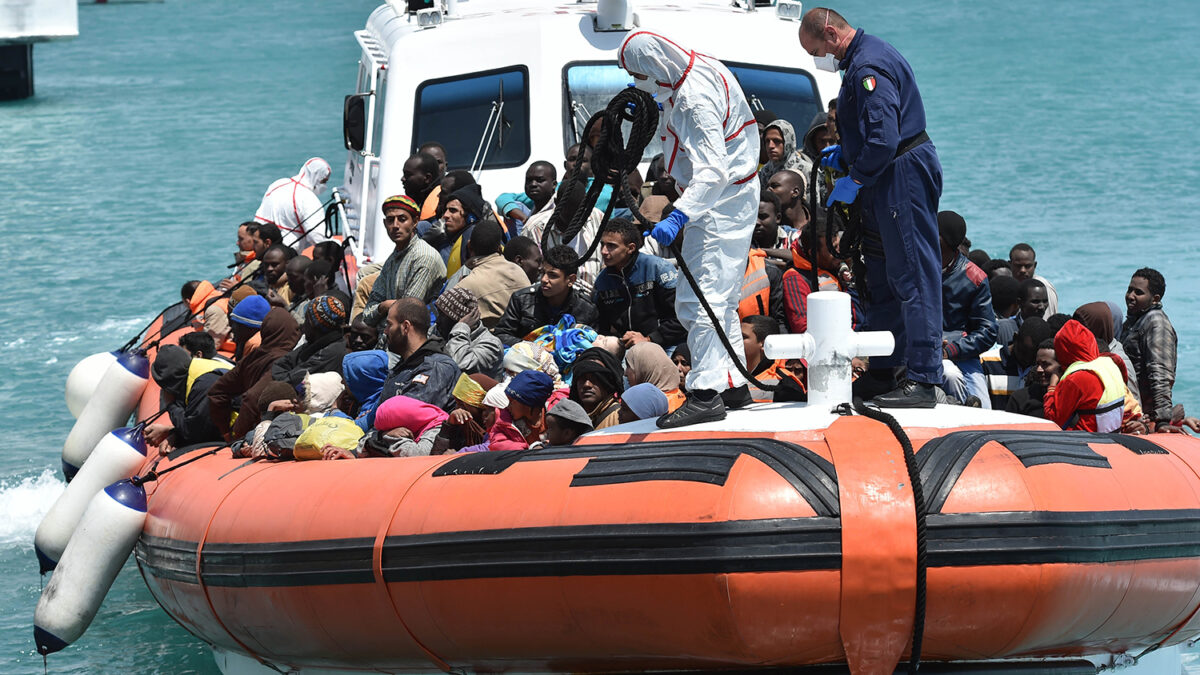 LLegan a Sicilia 220 inmigrantes rescatados en el mar