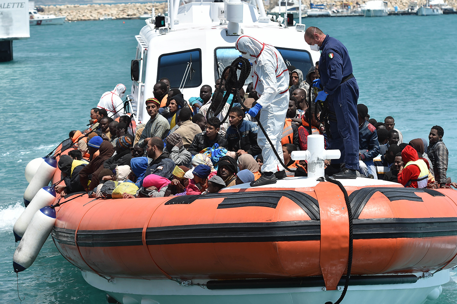 LLegan a Sicilia 220 inmigrantes rescatados en el mar