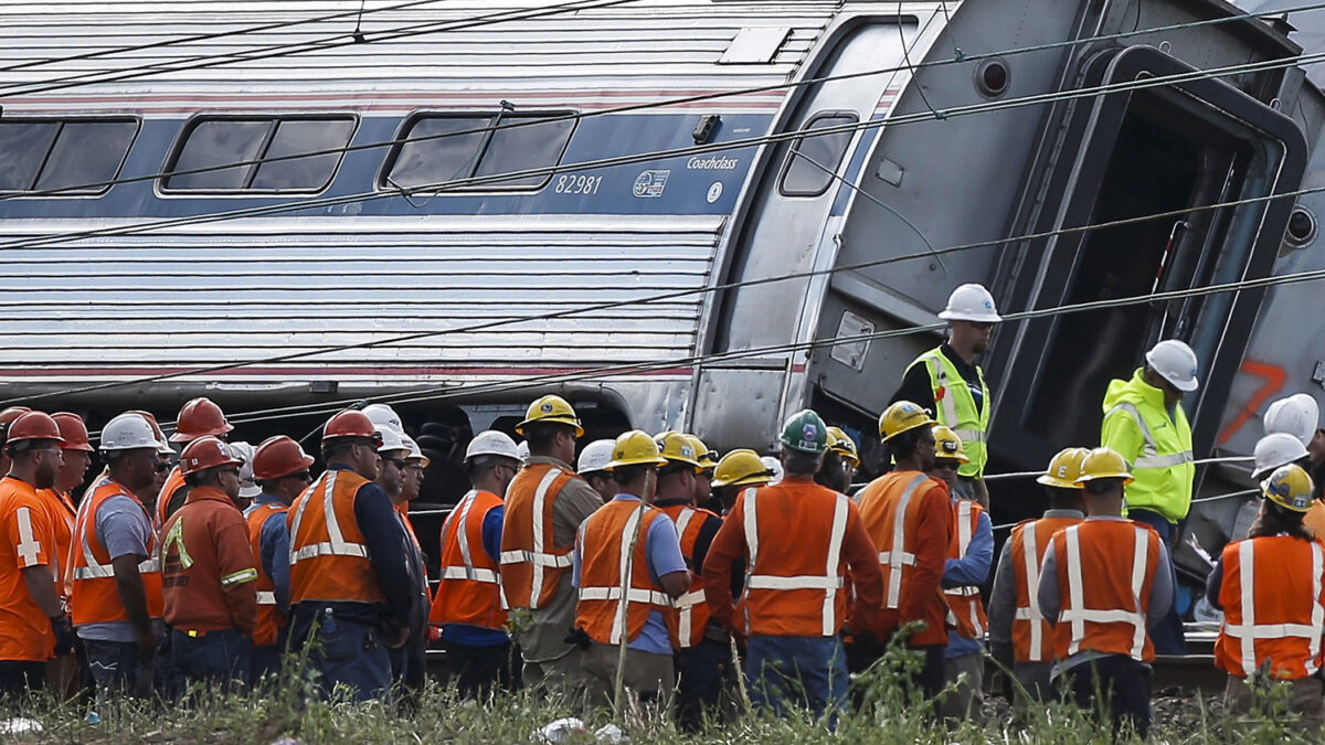 Seis personas mueren al descarrilar un tren en Filadelfia