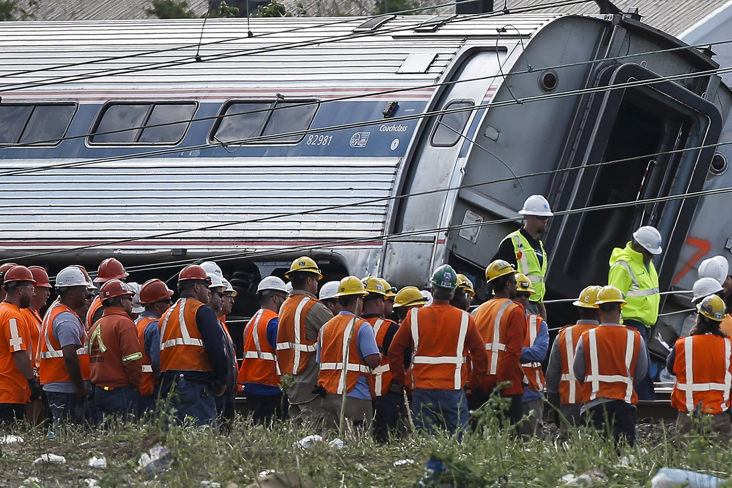 Seis personas mueren al descarrilar un tren en Filadelfia