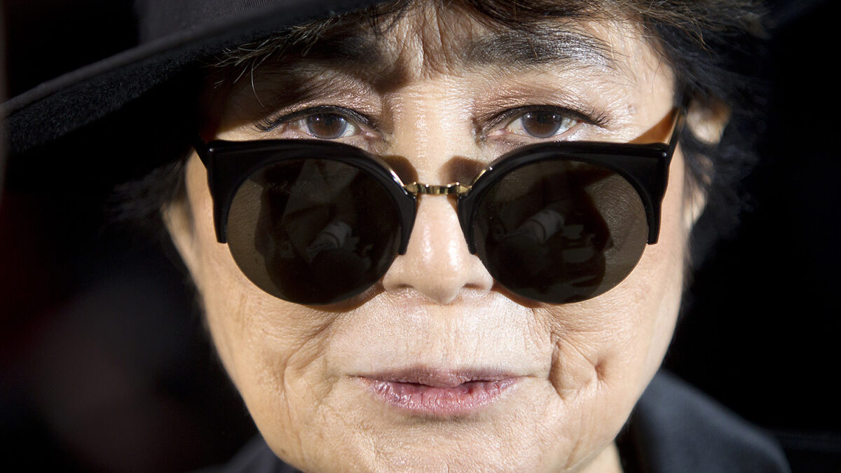 Yoko Ono confiesa que fue amante de Hillary Clinton.