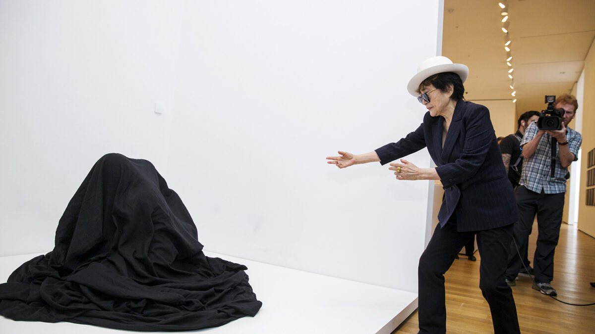 El MoMA pide perdón a Yoko Ono.