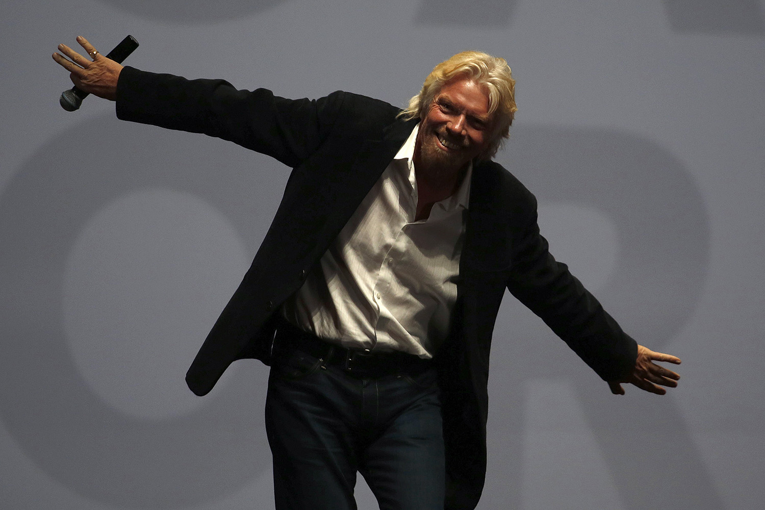 Richard Branson dará un año de permiso de paternidad a sus empleados