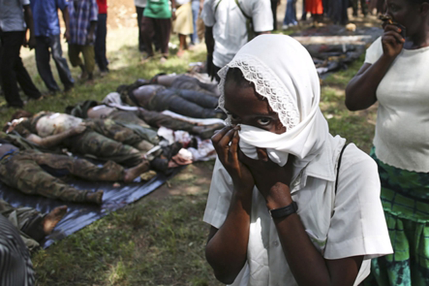 Noche a tiros en Kenia: Al-Shabaab secuestra un pueblo, predica, y ataca un campamento militar