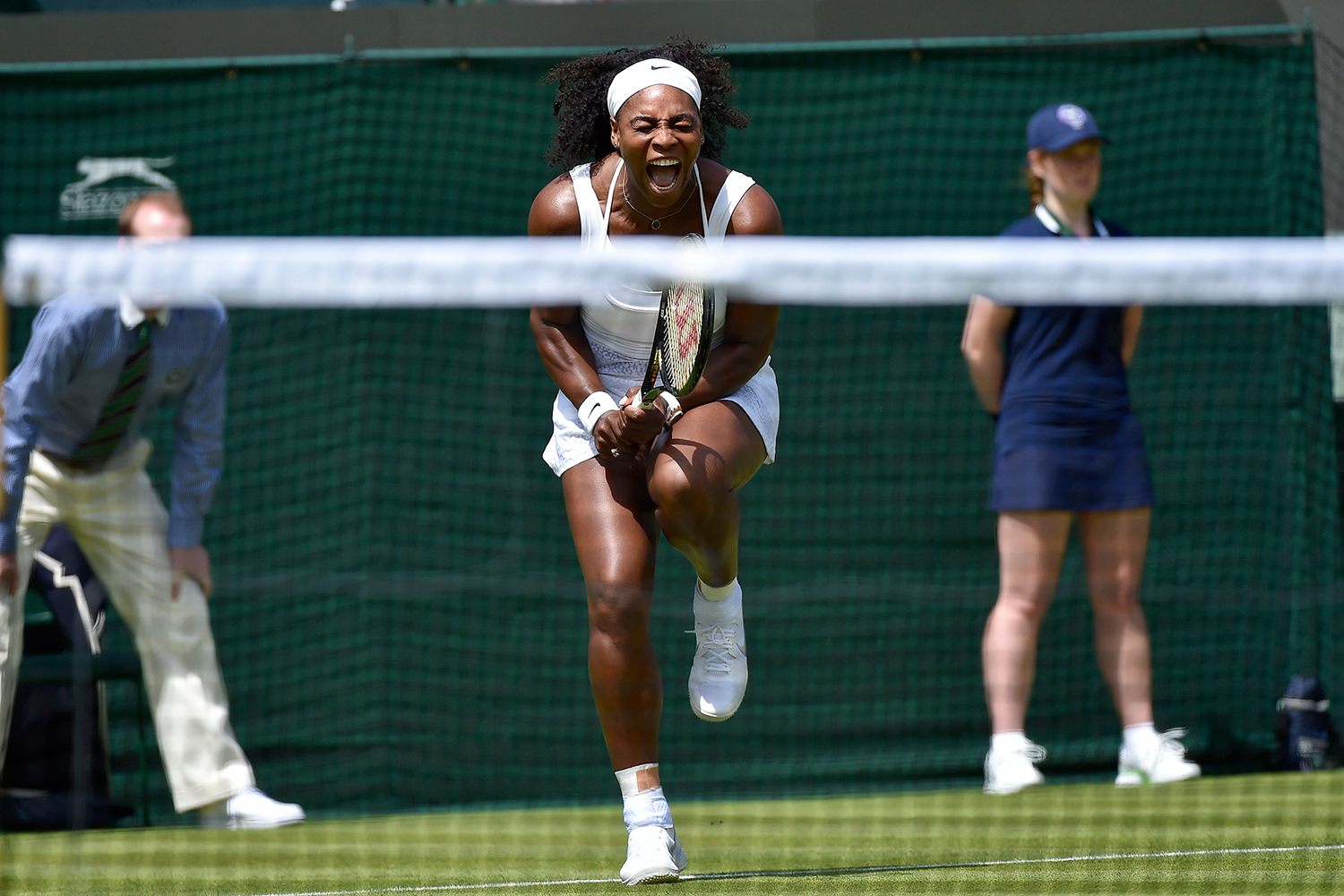 Serena Williams debuta arrollando a Gasparyan