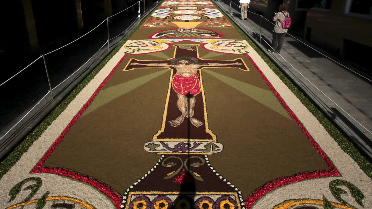 4.500 metros cuadrados de alfombras de flores en la procesión del Corpus Christi de Ponteareas