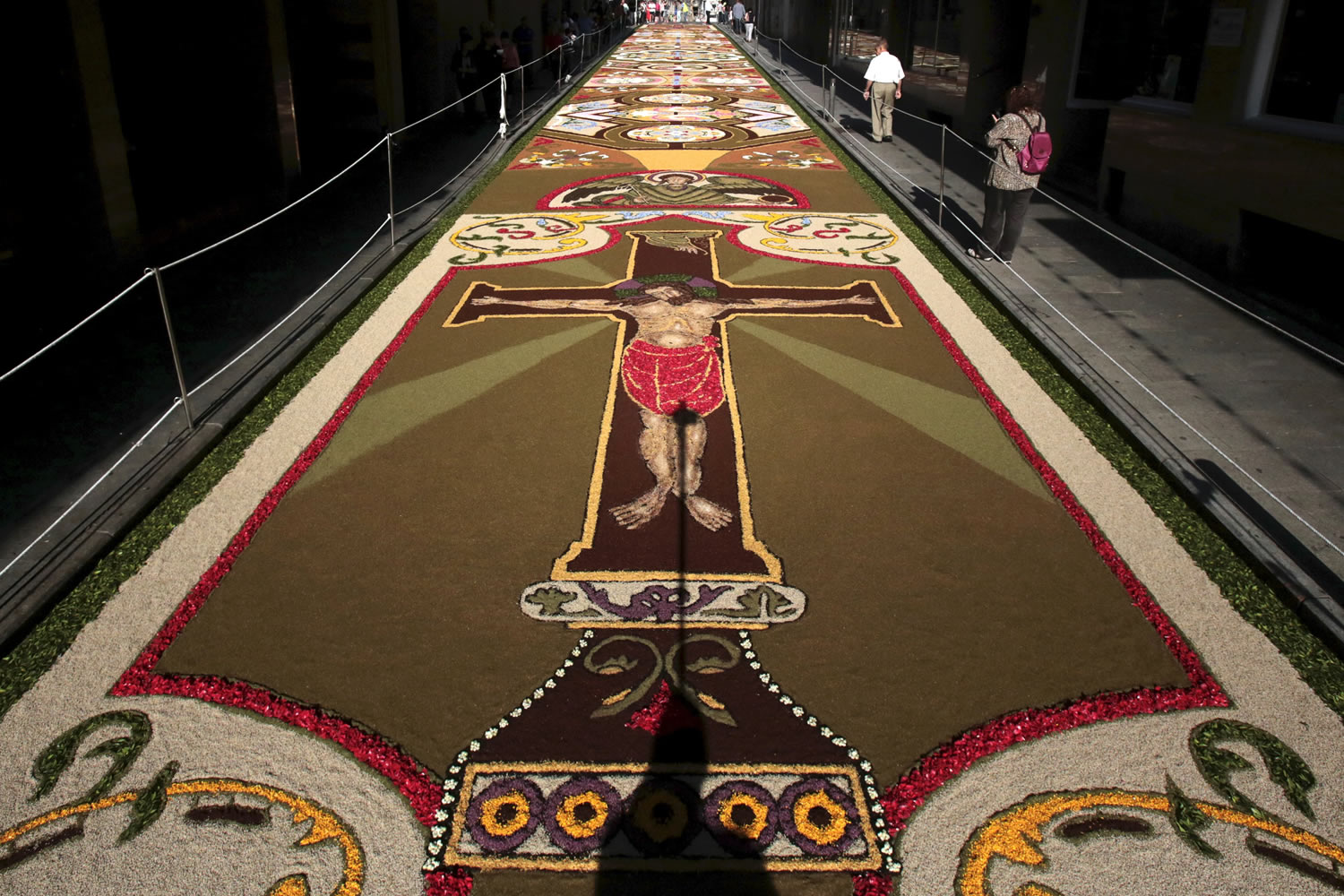 regular carolino Lectura cuidadosa 4.500 metros cuadrados de alfombras de flores en la procesión del Corpus  Christi de Ponteareas