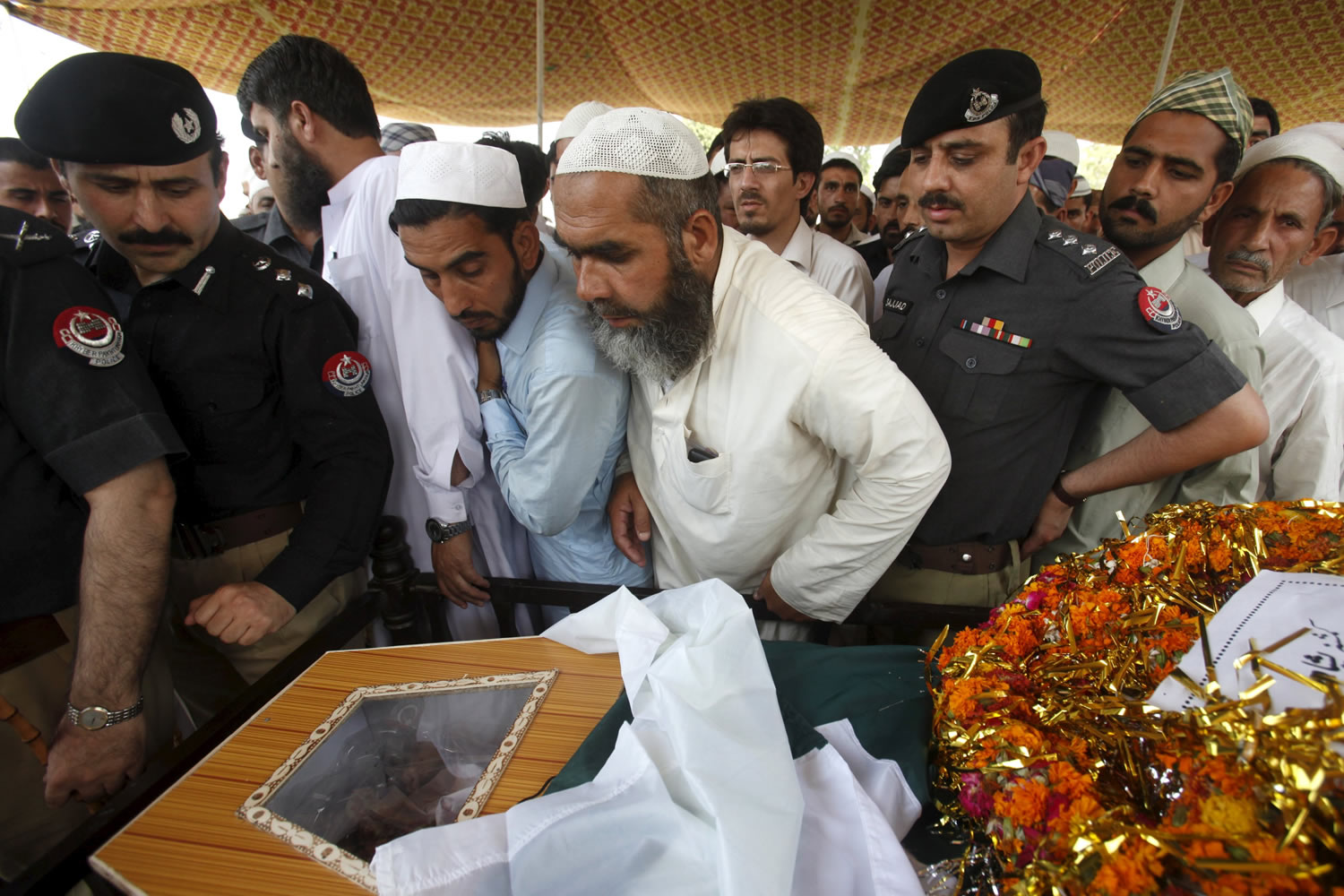 Reúnen y honran restos de dos policías asesinados en dos ataúdes tras el ataque suicida de Peshawar