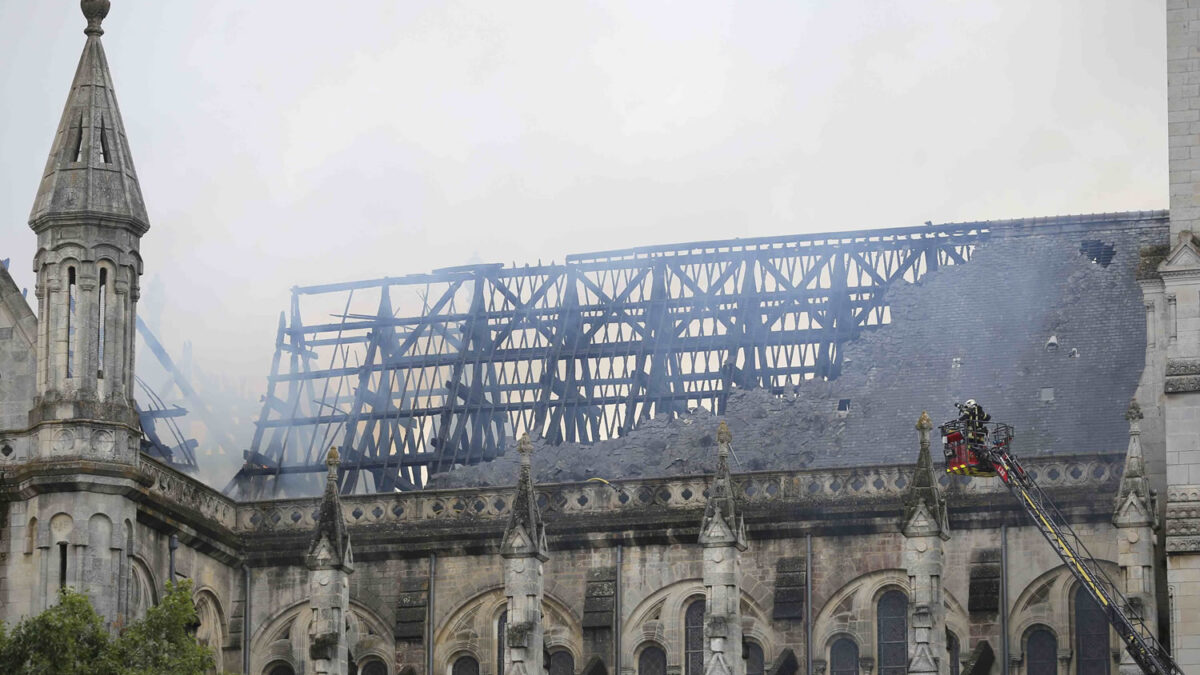 Un impresionante incendio destruye en Nantes parte de una basílica del siglo XIX