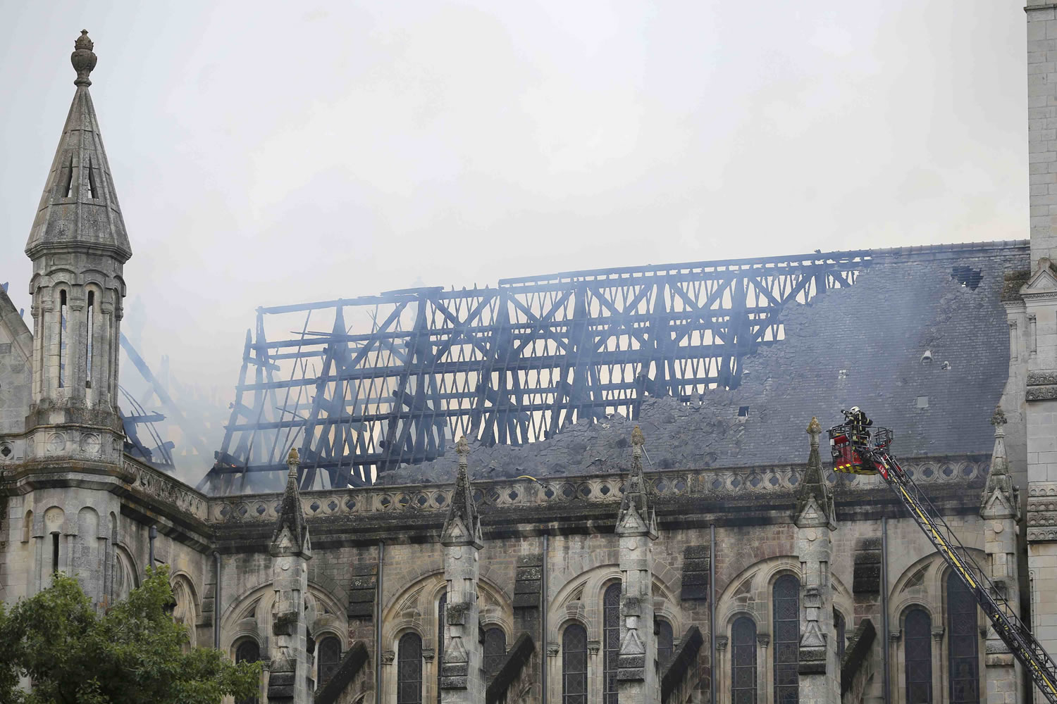 Un impresionante incendio destruye en Nantes parte de una basílica del siglo XIX