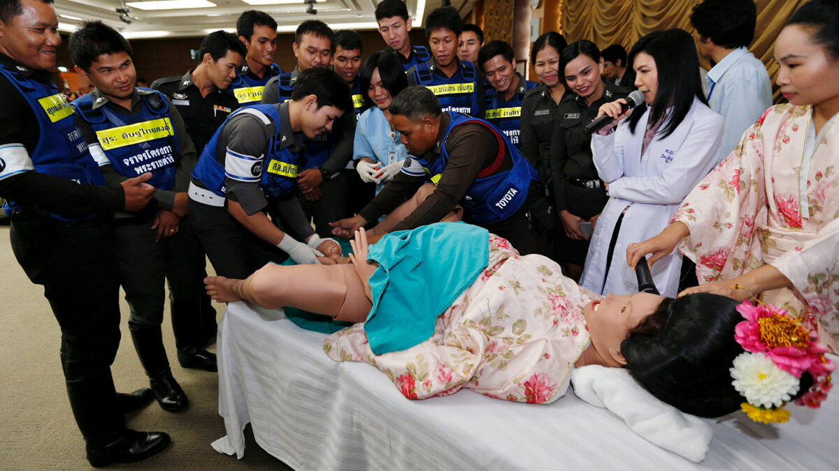 La policía de Bangkok aprende a traer bebés al mundo