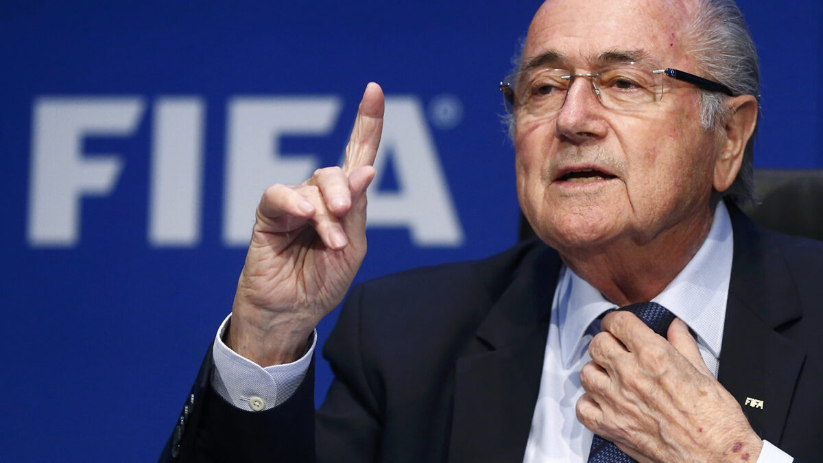 Blatter perdona pero no olvida la actitud de la UEFA