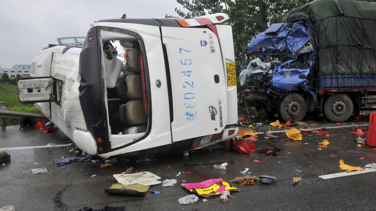 Doce muertos tras el vuelco de un autobús que fue arrollado posteriormente por un camión pesado