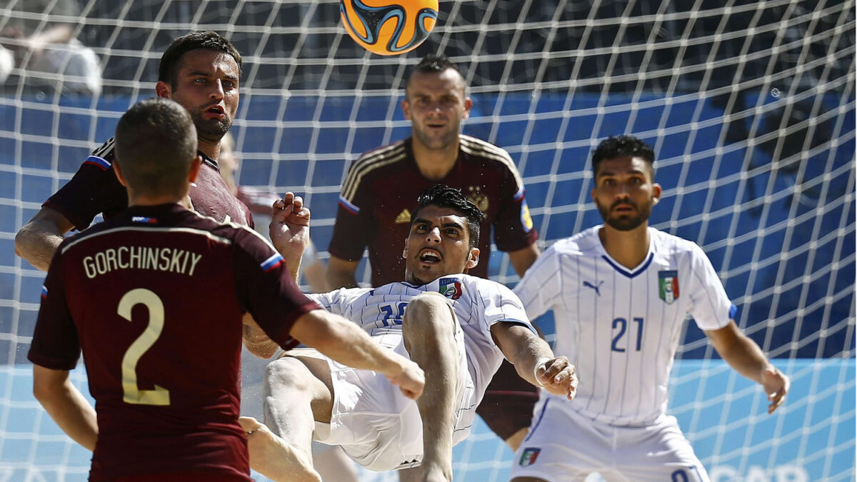 A un instante de la chilena en la final de fútbol playa: Italia da espectáculo, Rusia gana el oro