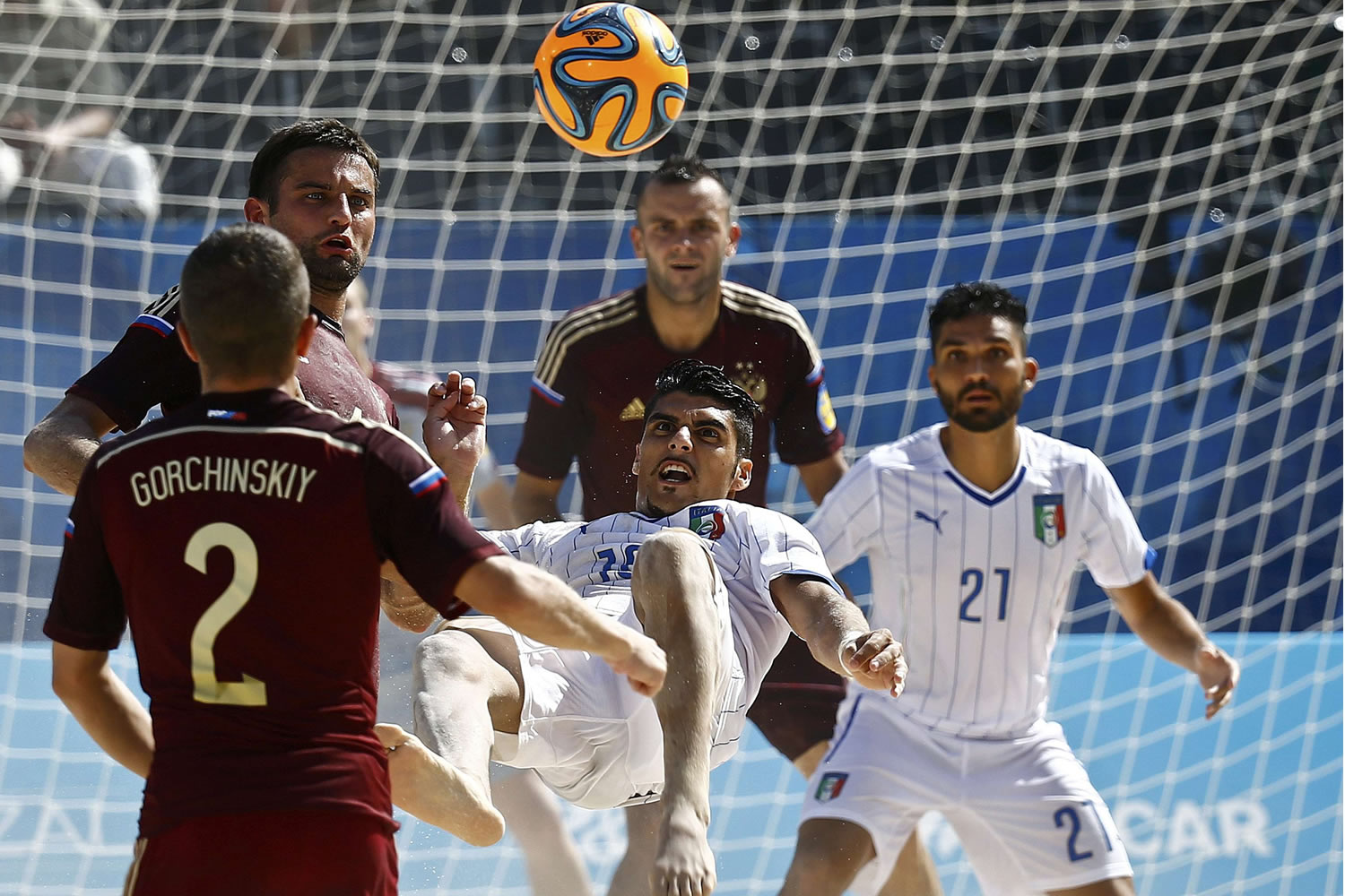 A un instante de la chilena en la final de fútbol playa: Italia da espectáculo, Rusia gana el oro