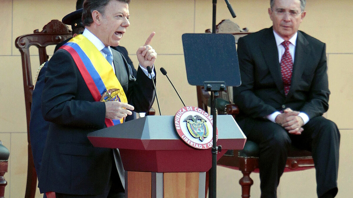 Colombia elimina la reelección presidencial.