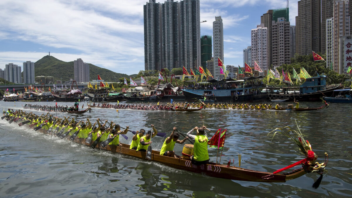 El festival de los Barcos Dragón viste de color las aguas de Hong Kong