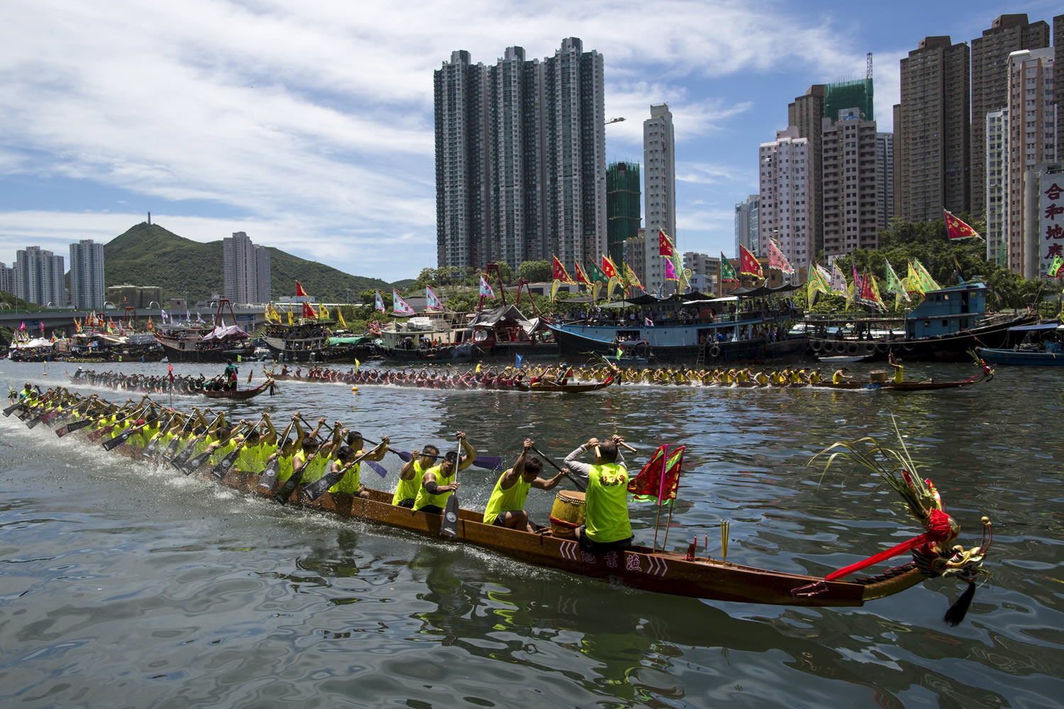 El festival de los Barcos Dragón viste de color las aguas de Hong Kong