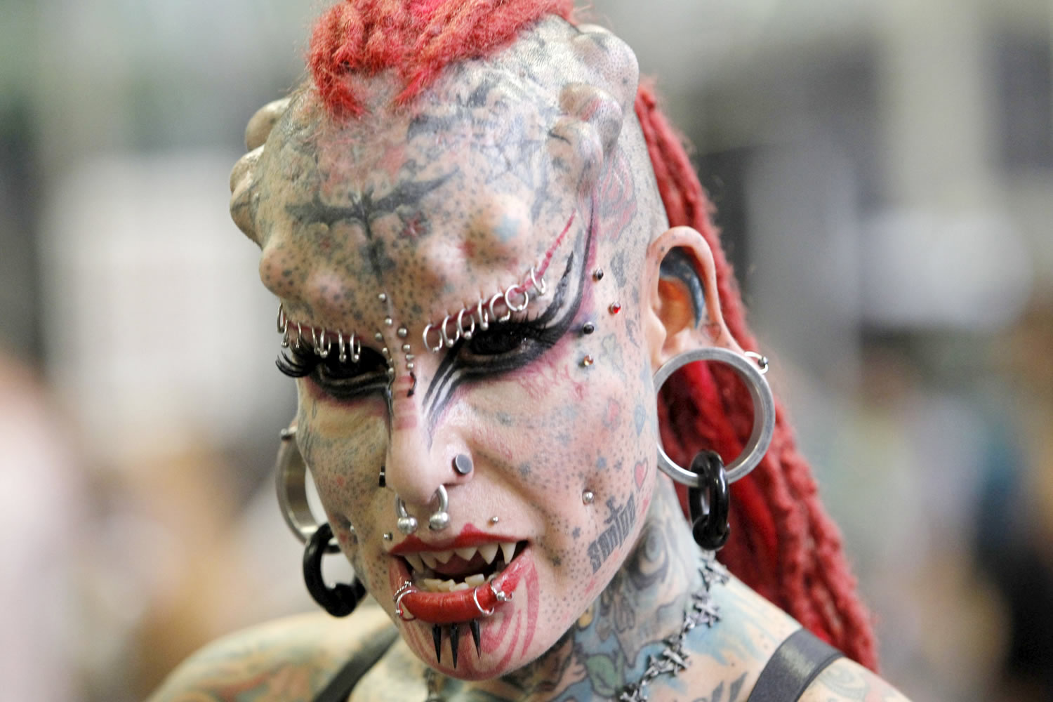 La mujer vampiro: 96% del cuerpo tatuado, 45% implantes, y una dura historia de malos tratos detrás