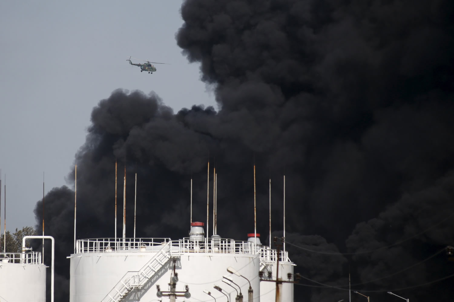 El fuego del depósito petrolero de Kiev se debió a una violación de seguridad o a un sabotaje