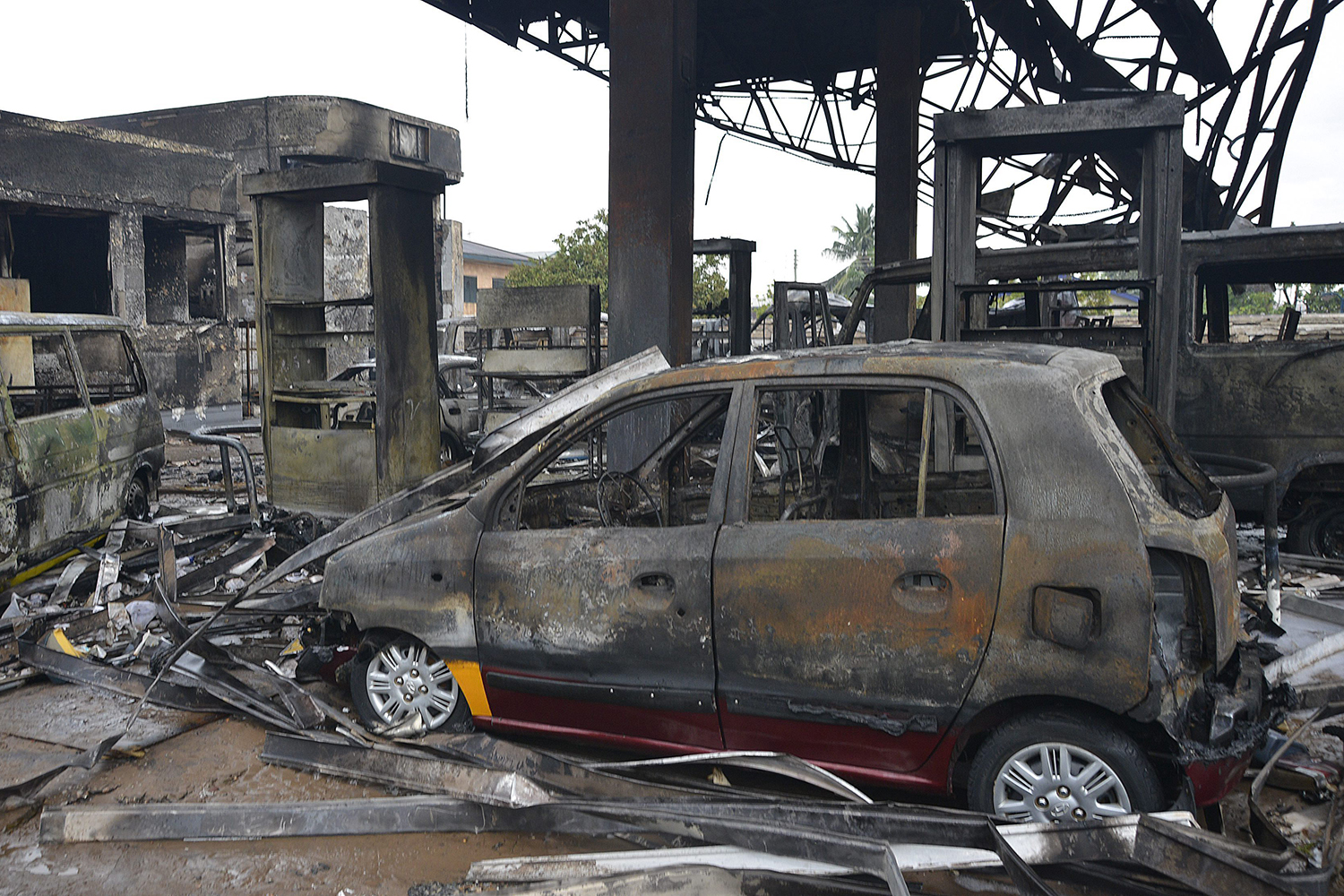 75 muertos por una explosión en una gasolinera en Accra